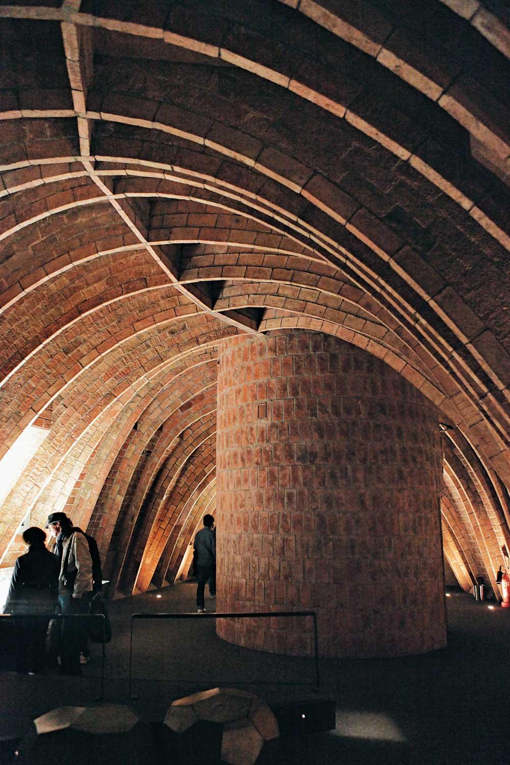 Casa Milà, Dachstuhl mit Treppenschacht, Barcelona 1906–1910; Architekt: Antoni Gaudí