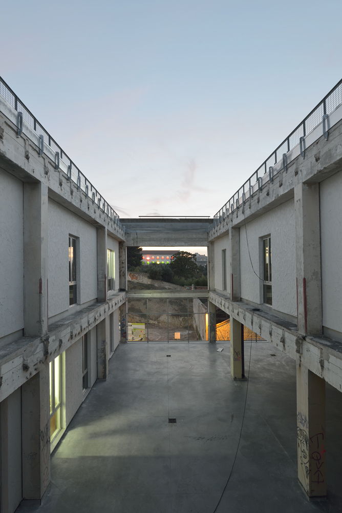 Künstlerateliers »Les Magasins«
Umnutzungsprojekt La Friche La Belle de Mai; Architekten: ARM Architecture