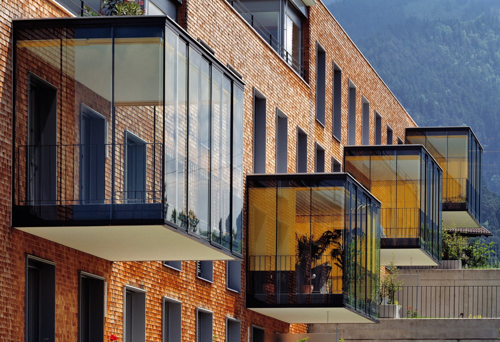 Wohnanlage in Nüziders, 1996
Architekten: Baumschlager Eberle, Lochau
Fassade aus Lärchenholzschindeln, Energieaufwand 55 kWh/m²a