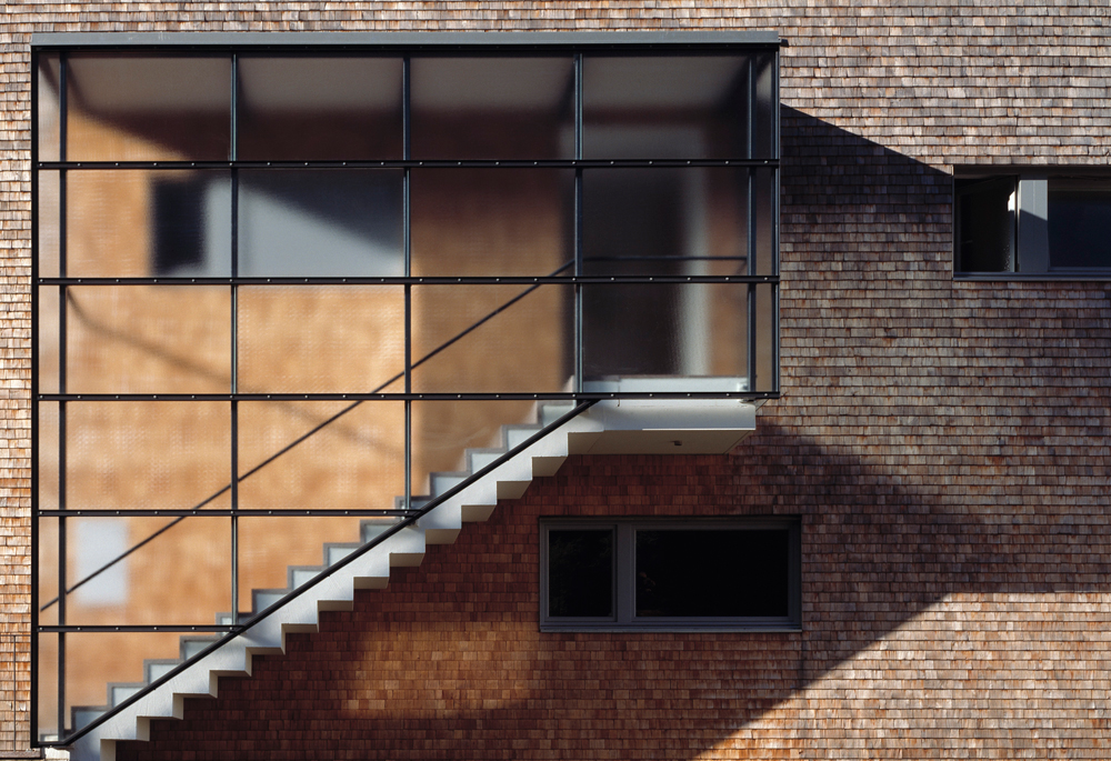 Wohnanlage in Nüziders, 1996
Architekten: Baumschlager Eberle, Lochau
Fassade aus Lärchenholzschindeln, Energieaufwand 55 kWh/m²a