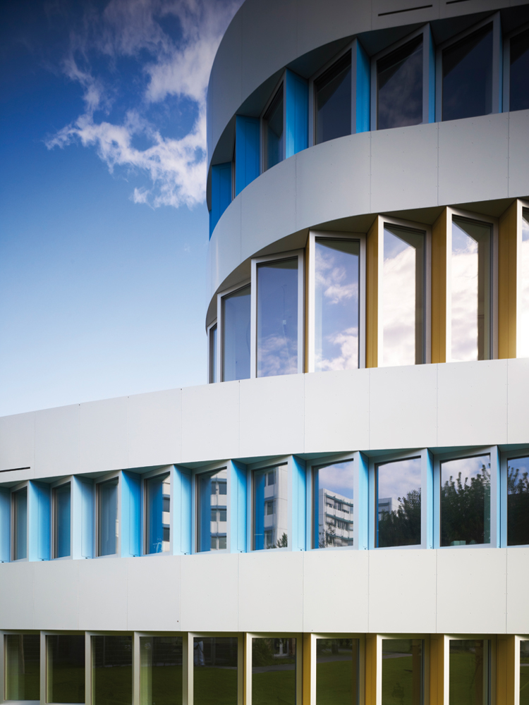Die sägezahnartigen Fensterbänder beleben die Fassade, da sich mit jedem Schritt eine neue  Ansicht ergibt.