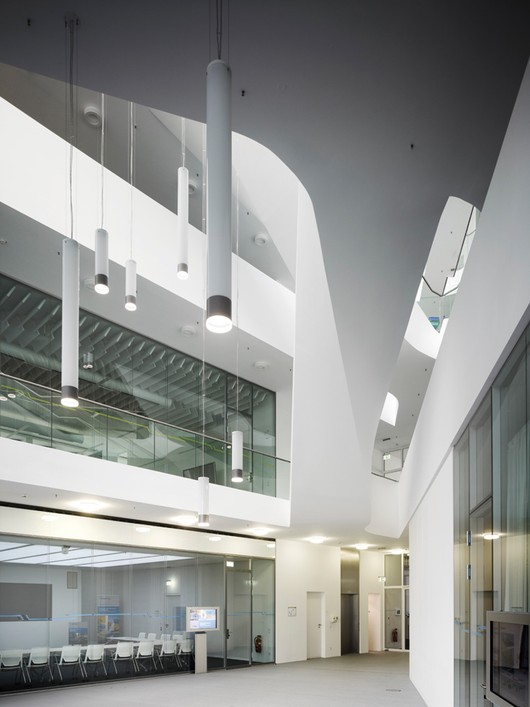 Offene Grundrisse und viel Glas schaffen eine  inspirierende und kommunikationsfördernde  Arbeitsumgebung.