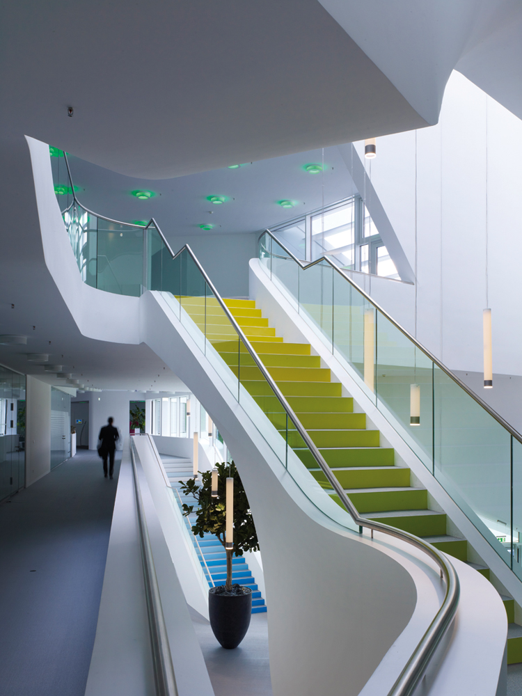 Durch die einläufigen, versetzt angeordneten Treppen entstehen unterschiedliche Blickbeziehungen und wechselnde Lichtsituationen.