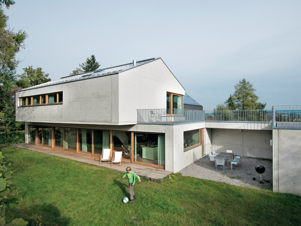 Neubau: tragende Stahlbetonwand mit thermischer Bauteilaktivierung, Dämmung und fugenloser Sichtbeton-Vorsatzschale
Haus W in Kempten, Architekten: heilergeiger architekten