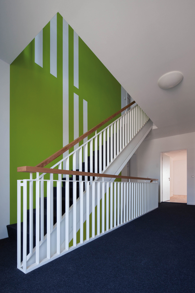 Die einläufige Treppe liegt so im Gebäude, das zusätzliche Wohnungszugänge vorgesehen werden können.