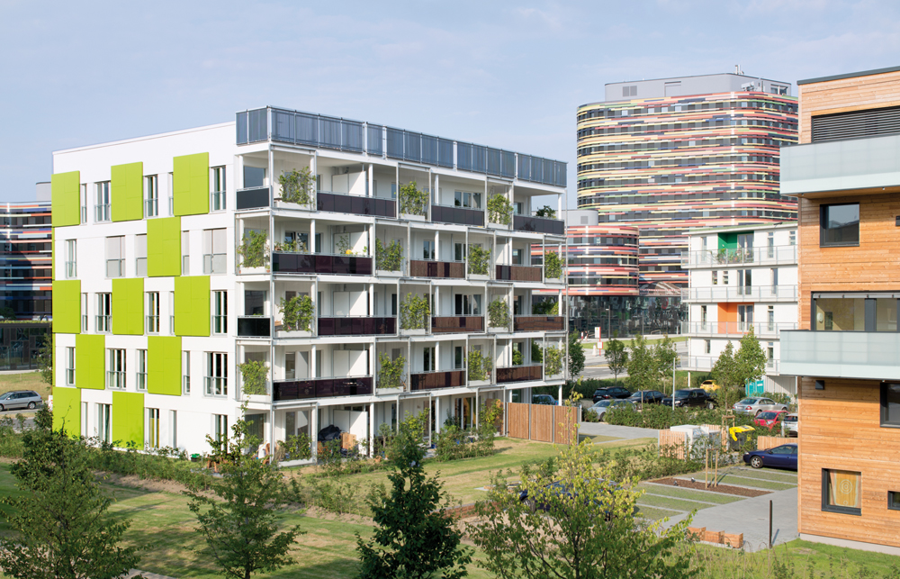Die mehrschichtig aufgebaute Südfassade ist Teil des Energiekonzepts und wird für die Nutzung von Solarenergie genutzt.