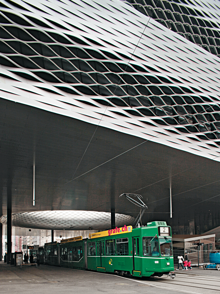 Straßenbahnhaltestelle, Messeplatz Basel 2013
Architekten: Herzog & de Meuron