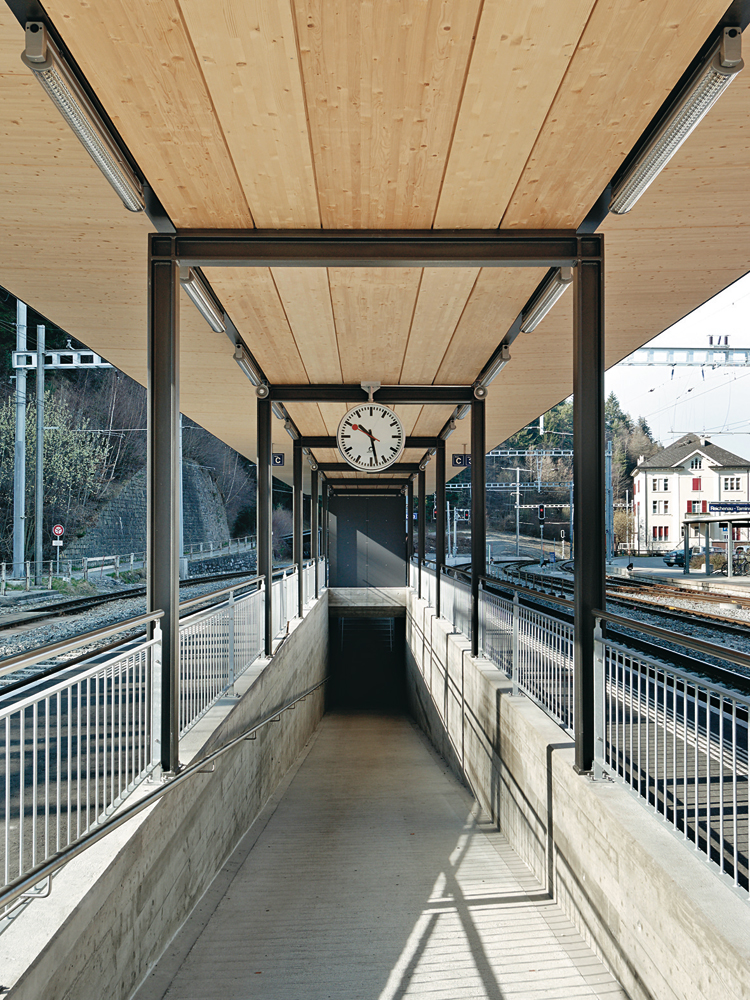 Rampe als Verbindung zwischen Bahnsteig und Unterführung im Bahnhof Reichenau-Tamins (CH)