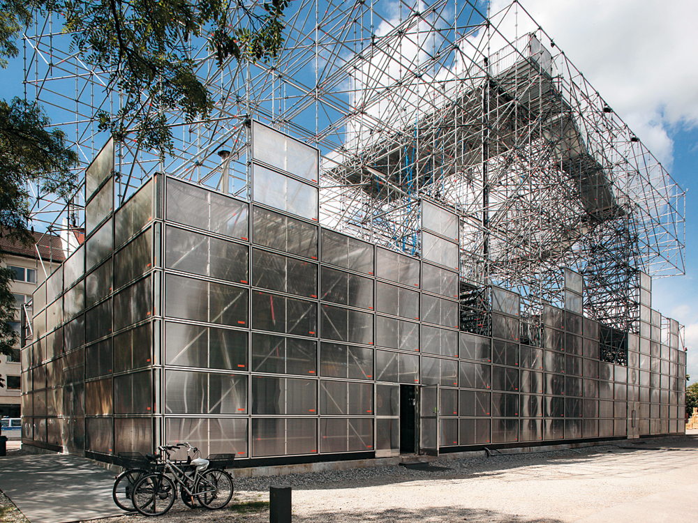Nordfassade: Konstruktion und Bekleidung lösen sich pixelartig auf.

Schaustelle der Pinakothek der Moderne, München
Februar bis September 2013, Arch.: J. Mayer H.