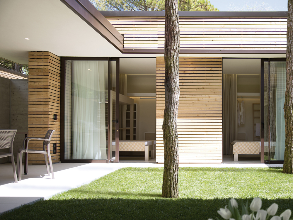 Die Innenräume jedes Bungalows gruppieren sich um einen grünen Patio. Die überdachte Terrasse spendet Schutz vor Sonne oder Regen und ist so jederzeit nutzbar.