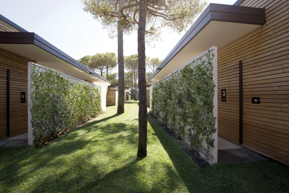 Die neuen Bungalows liegen auf einem 6 400 m² großen Areal innerhalb des Camping Marina di Venezia. Der alte Baumbestand konnte weitestgehend erhalten bleiben und wurde in das Konzept miteinbezogen.