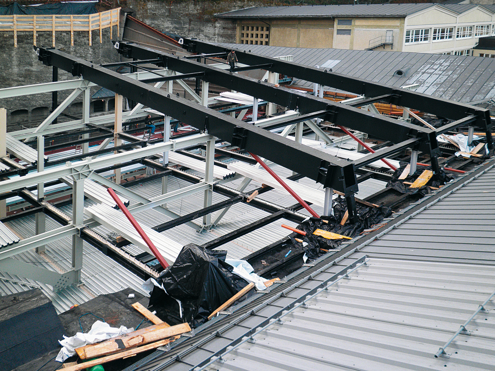Stahlkonstruktion des neuen Dachaufbaus mit Hohlkastenträgern