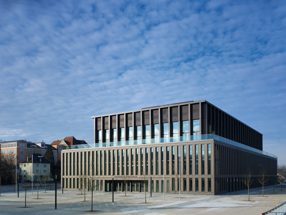 Dem Ensemble aus Stadthalle und umgebendem Bürgerpark liegt ein strenges geometrisches Raster zugrunde, das Bäume und Baukörper miteinander verknüpft.