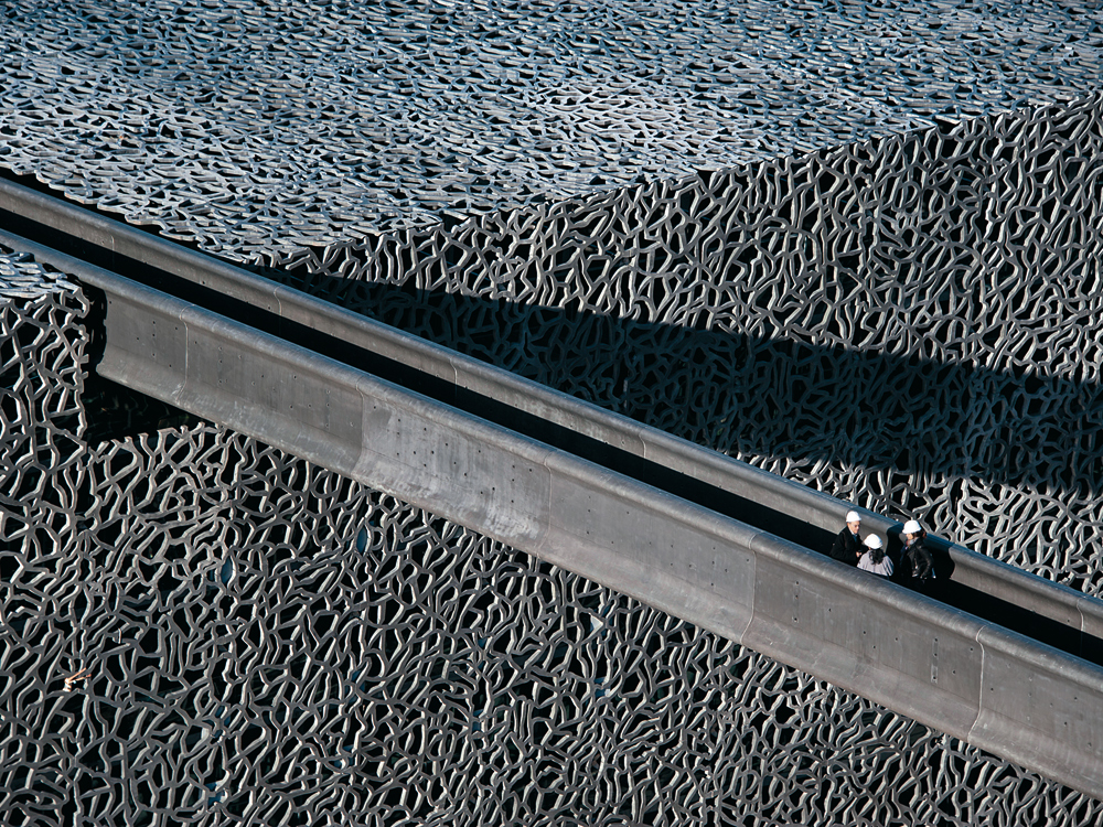 Fußgängerbrücke aus UHPC-Trägern: 115 m lang, Spannweite 76 m