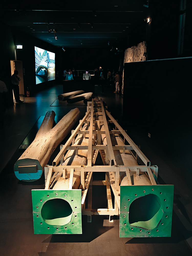 Prototyp Baumstütze aus Holz sowie Schalung für endgültige UHPC-Stütze