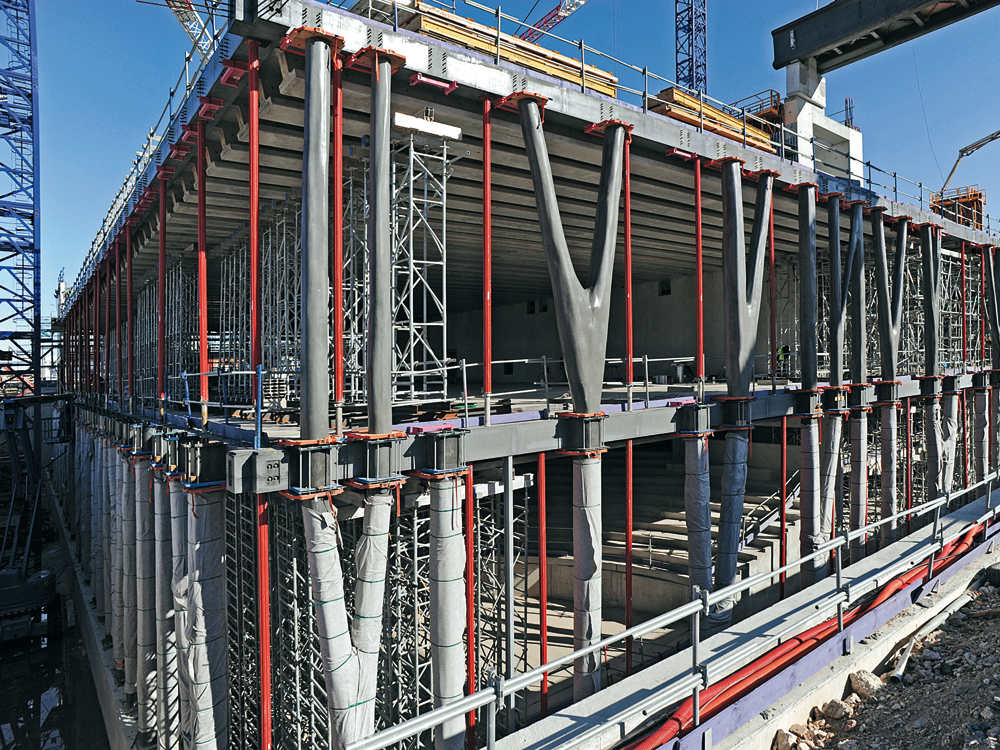 Montage der UHPC-Fertigteilstützen: an die bereits vorhandenen Decken mit Randbal ken werden die Stützen über eine UHPC-Konsole angeschlossen.