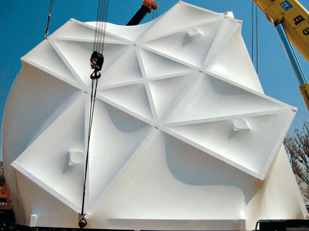Nahaufnahme der PVC-Membranhülle beim Aufbau des Pavillons. Mithilfe von Kränen kann der »Prada Transformer« wie ein gigantischer Würfel gedreht werden.
