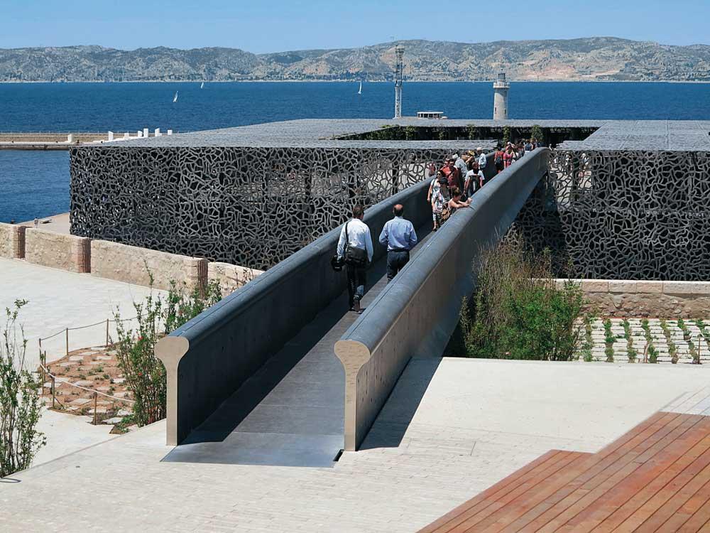 Fußgängerbrücke aus UHPC-Trägern: 115 m lang, Spannweite 76 m