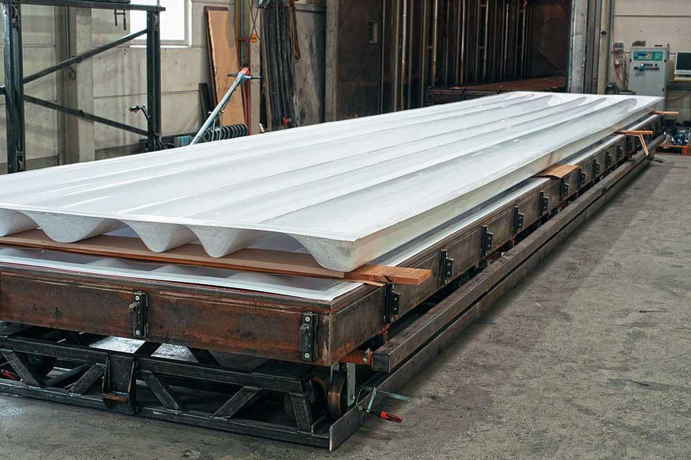 Das Acrylglaspaneel nach dem Verformungsprozess im Ofen. Die produktionsbedingten Ränder werden anschließend mit der 5-Achs-Fräse vollautomatisch abgeschnitten.