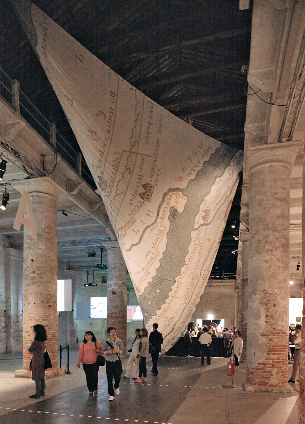 »Monditalia« im Arsenale: Verbindendes Ausstellungselement der heterogenen und kleinteiligen Ausstellung in der 316 m langen Halle der Corderie ist eine Landkarte Italiens aus dem 5. Jahrhundert, die Tabula Peutingeriana.