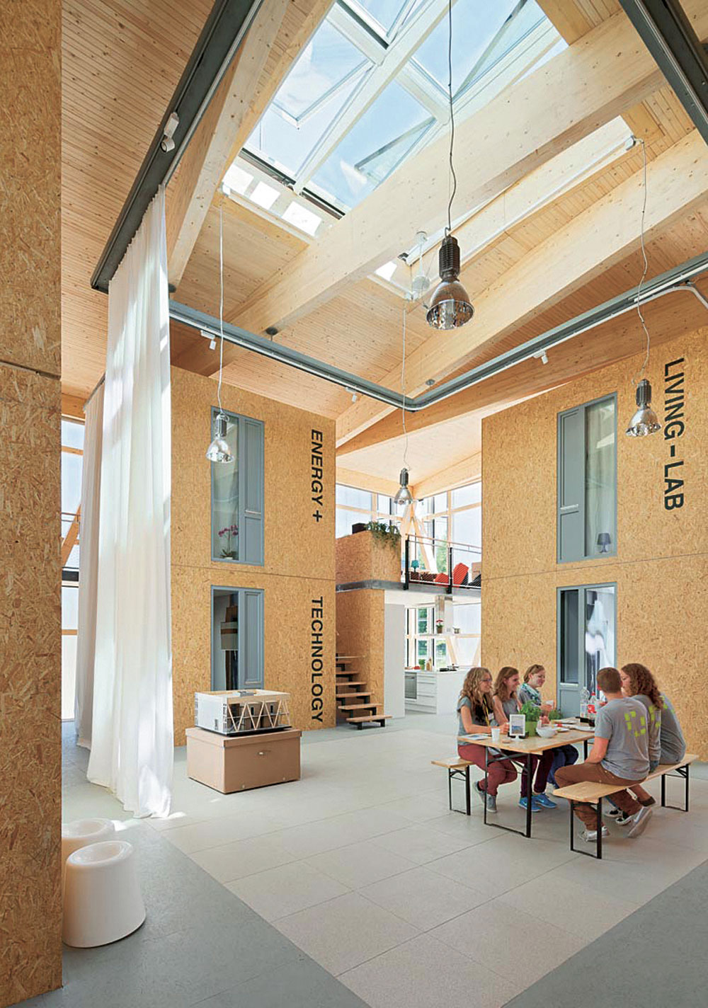 Prototyp eines Studentenwohnheims in Versailles (F), Lehrstühle für Entwerfen und Gebäudetechnologie/für Entwerfen und Energieeffizientes Bauen, TU Darmstadt 2014: Die Individualfläche pro Kopf ist auf 7,2 Quadratmeter begrenzt. Im Gegenzug steht den Bewohnern ein großzügiger, aber nur teilweise beheizter Gemeinschaftsraum zur Verfügung.