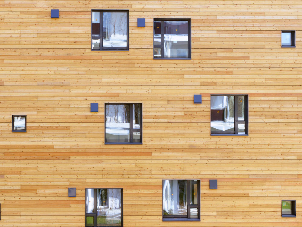 Detailansicht der Nordfassade mit dezentralen Lüftungsgeräten