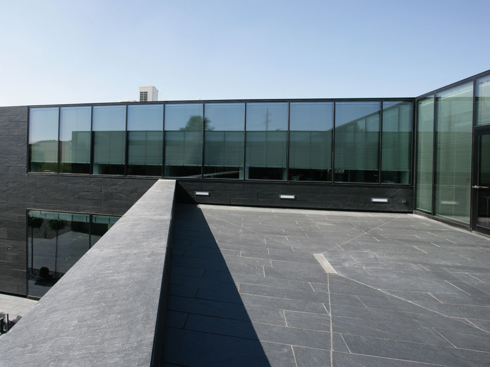 Neben dem Innenhof bietet die Dachterrasse  eine angenehme Aufenthaltsmöglichkeit für die Mitarbeiter.