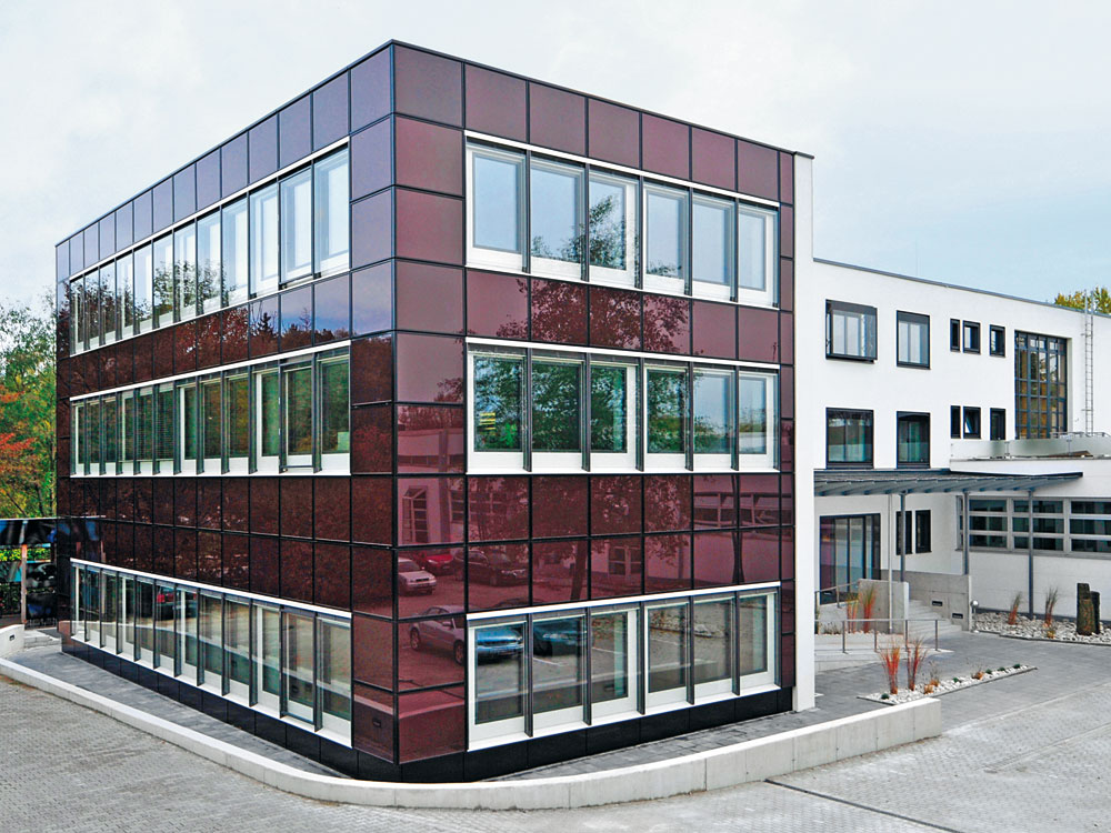 Der 2010 am Hauptstandort des ift Rosenheim fertiggestellte Anbau mit Büros und Schulungsräumen verfügt über eine hinterlüftete Kaltfassade mit Photovoltaik-Modulen in Dünnschichttechnologie.