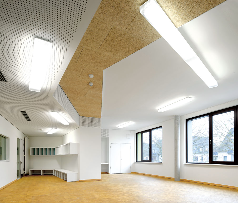 Klassenzimmer mit Garderobe (links) und Differenzierungsbereich
