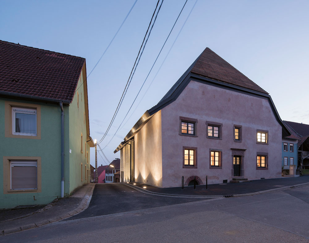 Altbau, von der Hauptstraße gesehen