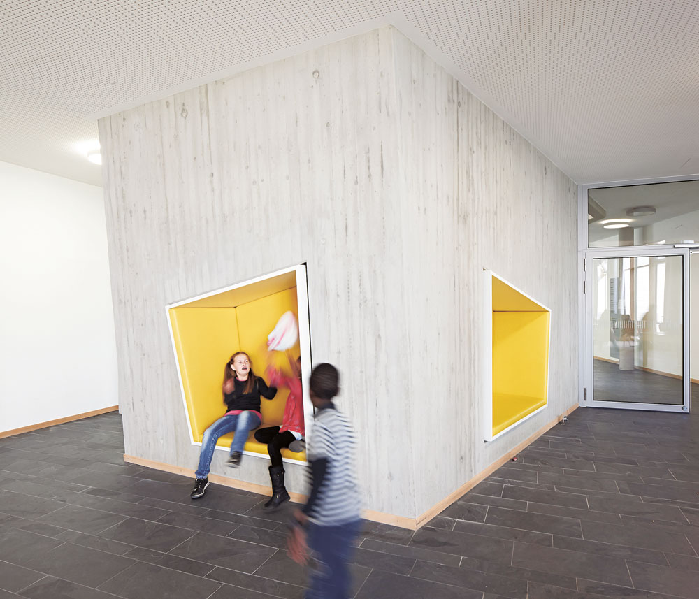 Treppenhaus mit Sitznischen in der Sprachheilschule