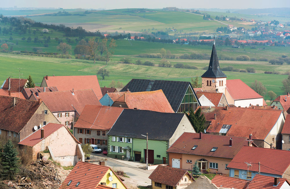 Ortszentrum, von Südwesten aus gesehen. Das Museum steht links unterhalb des Kirchturms in der Bildmitte.