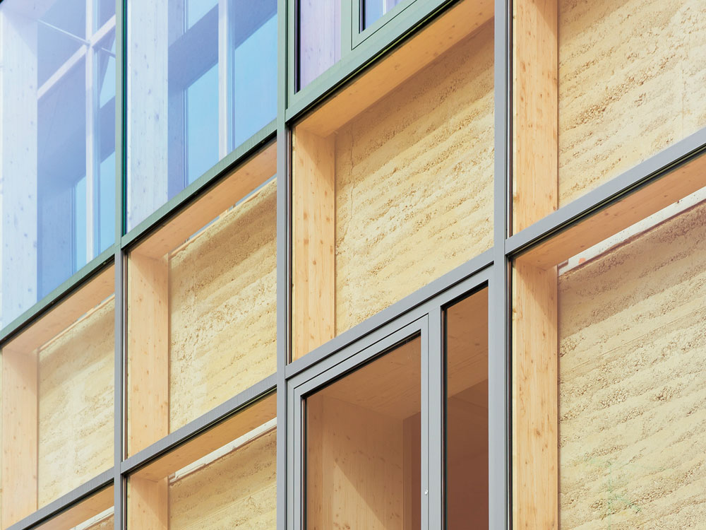 Detailansicht der Südfassade mit Notausstieg