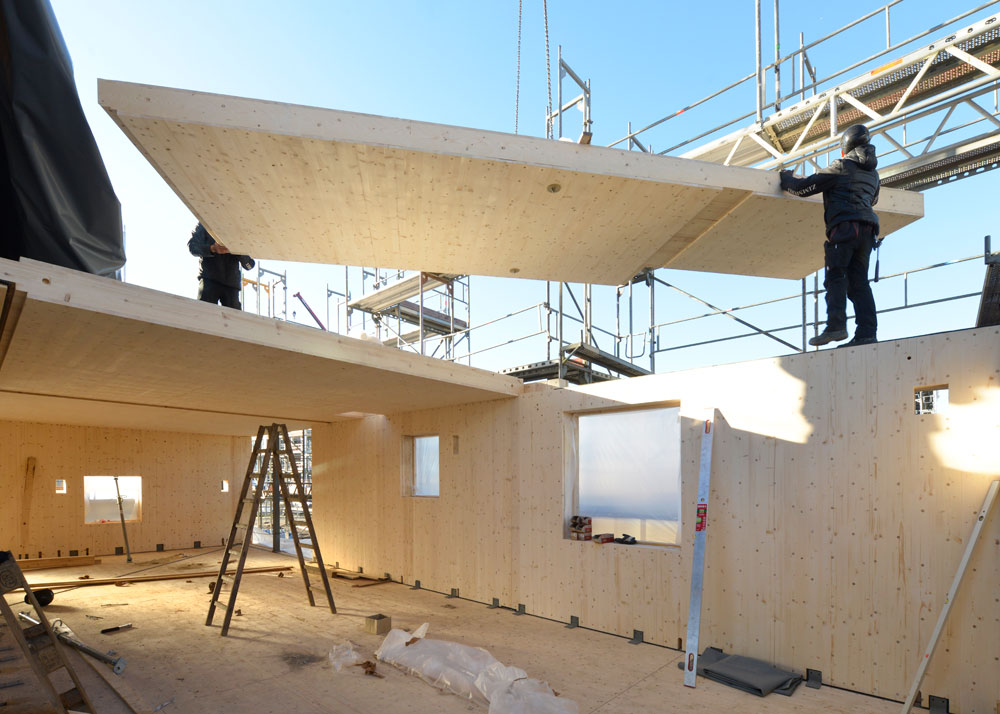 Montage des Rohbaus: Geschossdecke mit auskragender Balkonplatte (rechts)