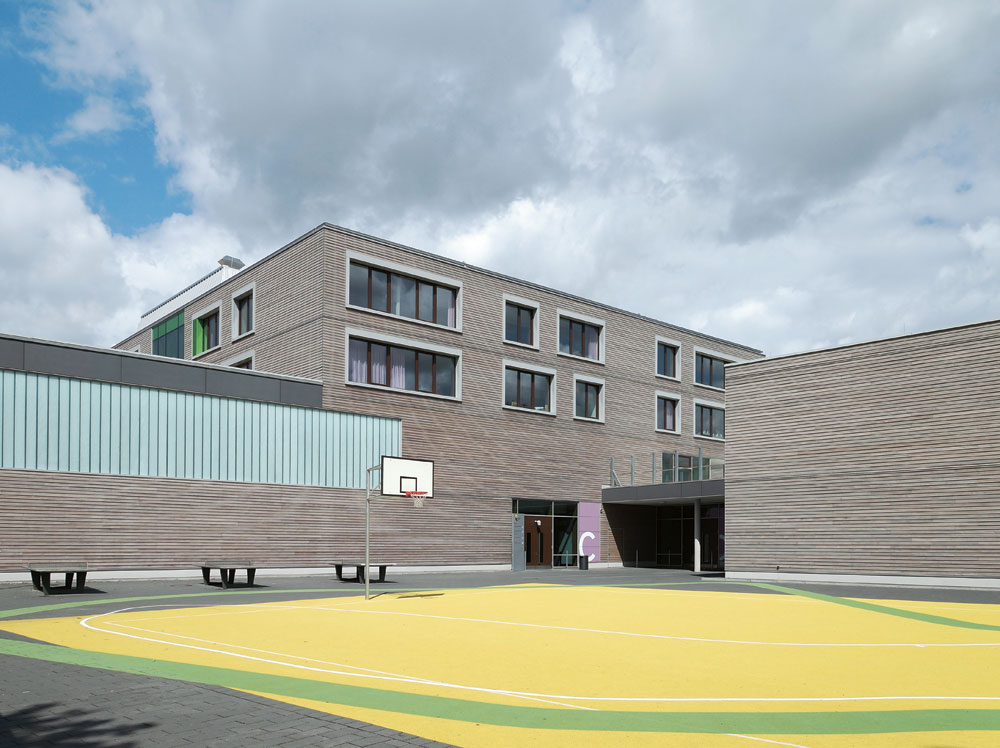 Sporthof mit Dreifeldturnhalle (links im Bild)