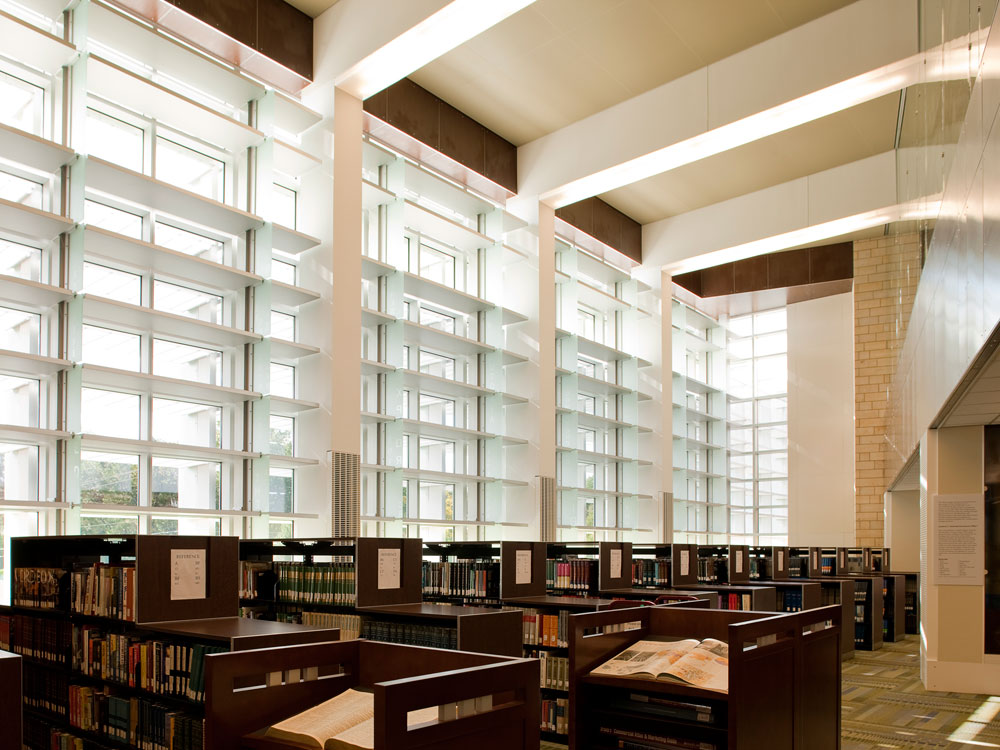 Century College, White Bear, Minnesota, USA: elektrochrome Verglasung in der Bibliothek