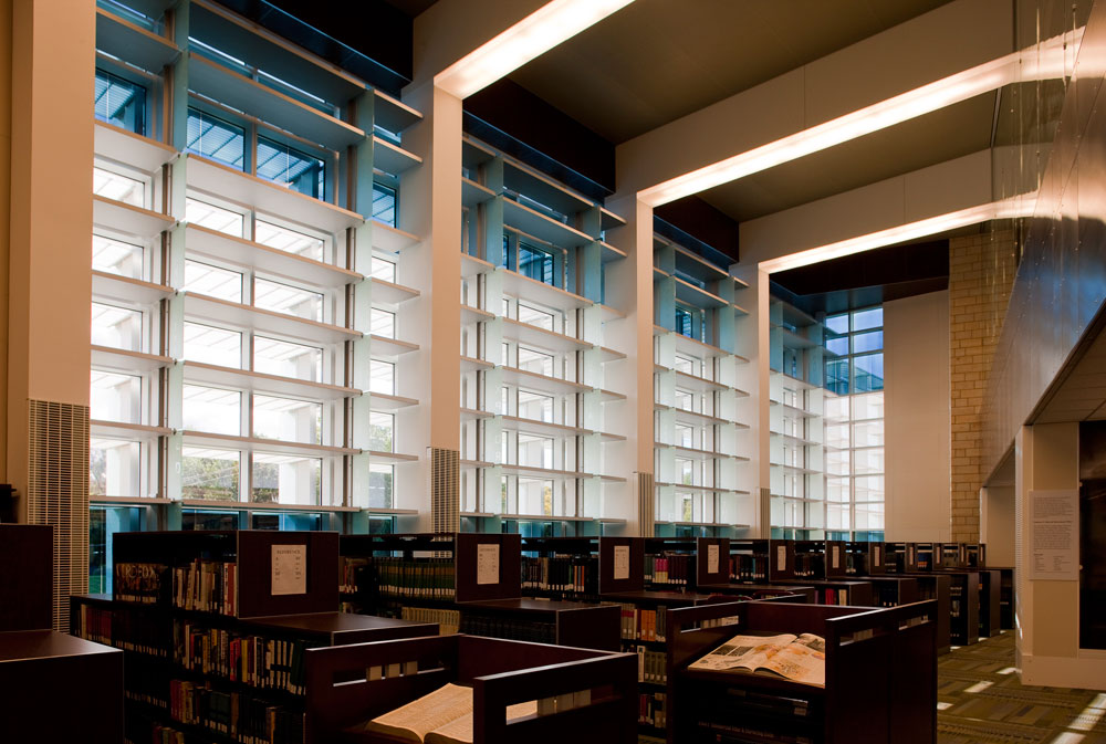 Century College, White Bear, Minnesota, USA: elektrochrome Verglasung in der Bibliothek