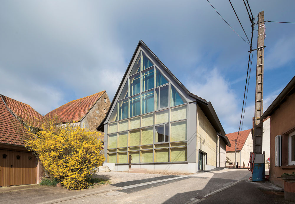 Ansicht von Südosten. Die zweischalige Südfassade dient vor allem als Solar-Luftkollektor.