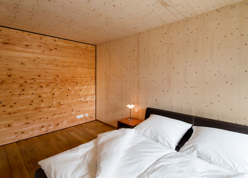 Schlafzimmer mit Massivholzwänden