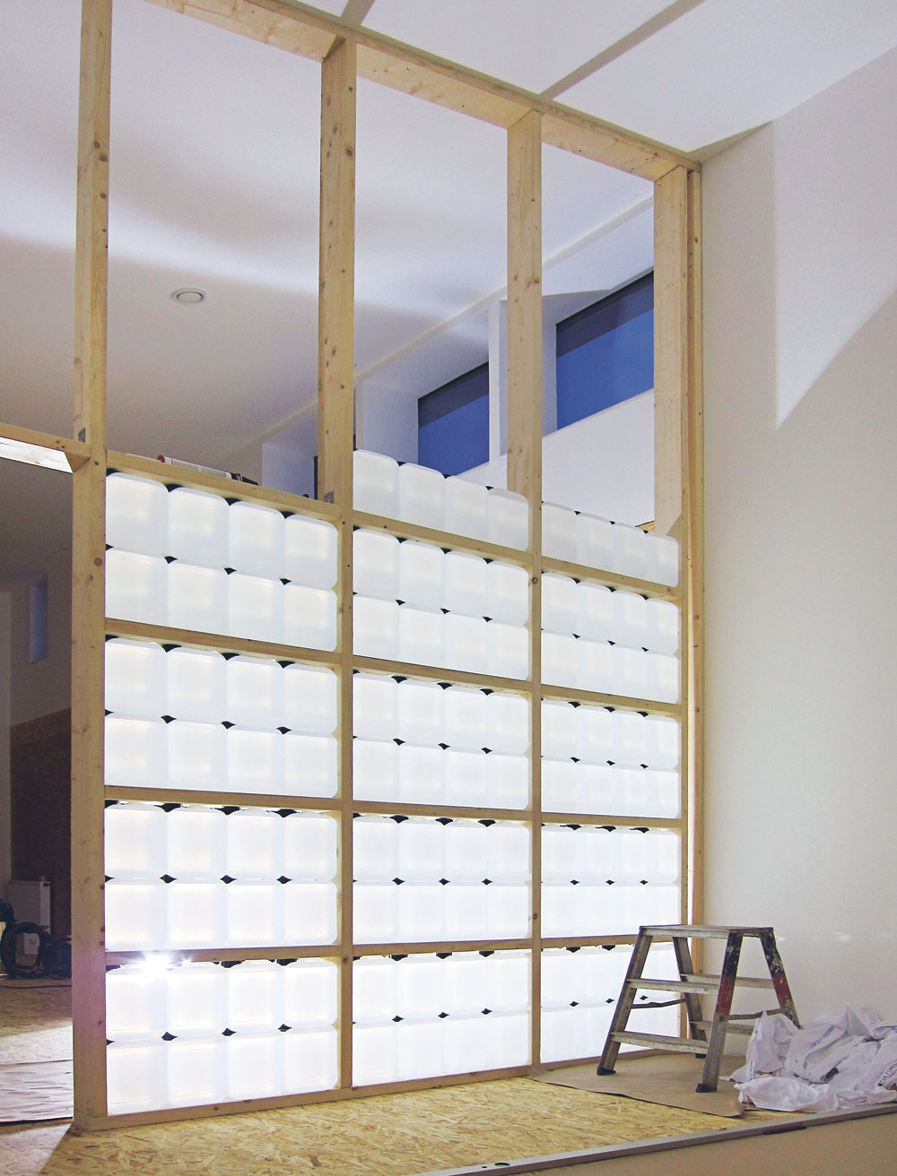 Gestapelte Wasserkanister im Upcycle House