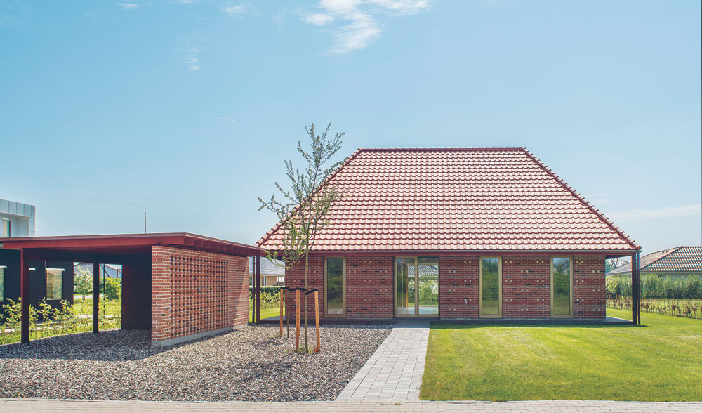 Wartungsfreies Haus (Leth & Gori Arkitekter): Ansicht von Norden mit Carport
