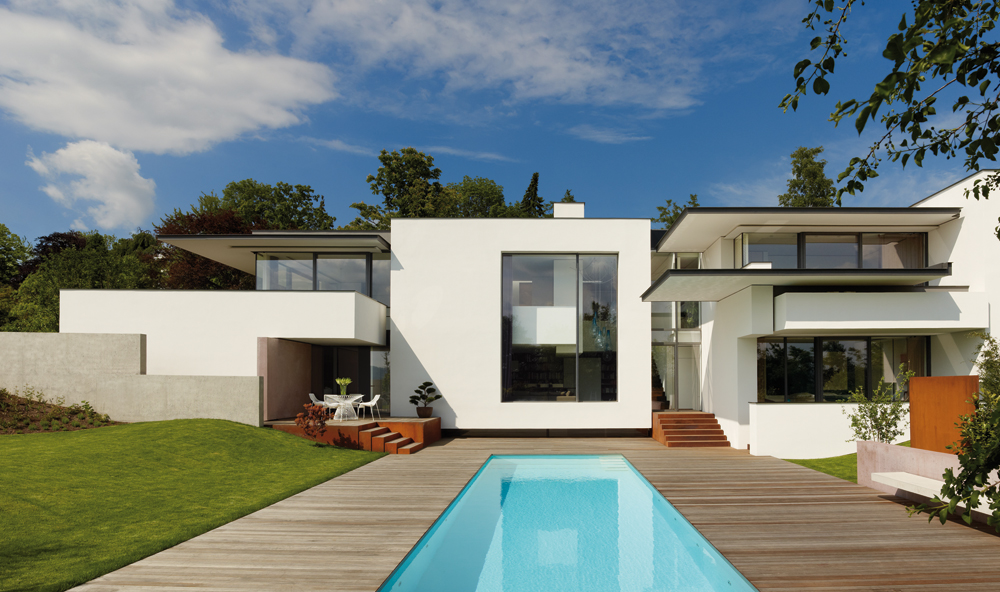 The exposed hillside location offers charming views of the valley and gave the "Vista House" its name. The angular structure is set back from the neighboring properties and encloses an intimate courtyard with an outdoor seating area and pool.