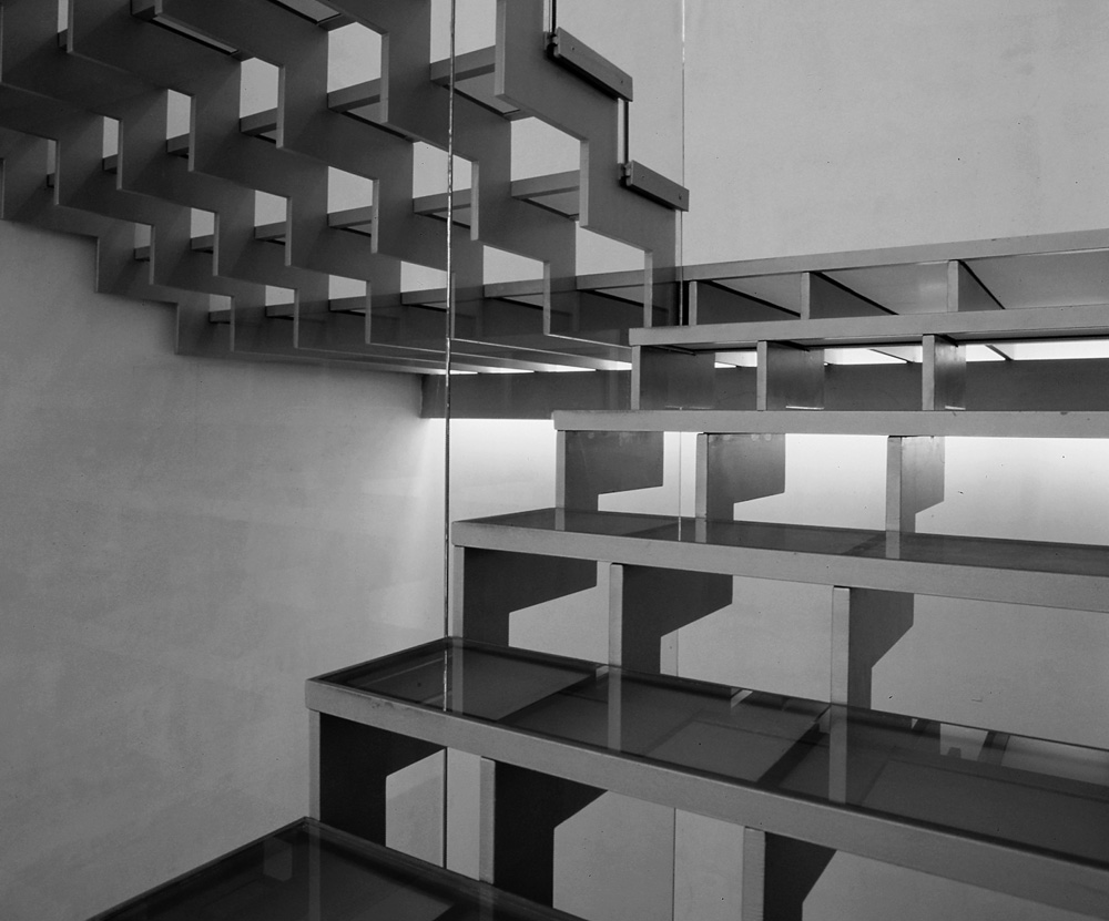 Stahlholmtreppe, gestufte Holmoberkante, Verwaltungsgebäude in Struer, 1997, KHR Arkitekter