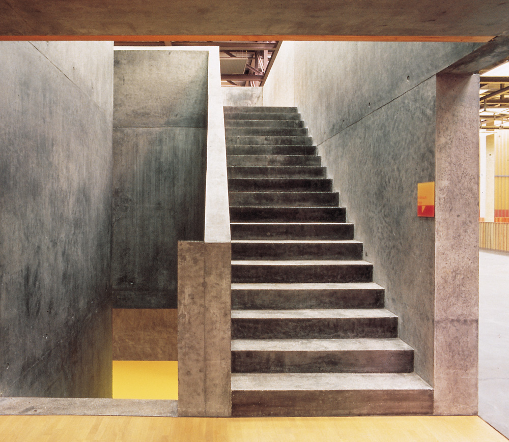 Massive Stahlbetontreppe, Sporthalle in Zug, 2000, Bétrix & Consolascio Architekten