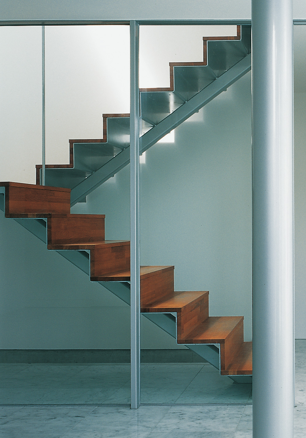 Einholmtreppe, Teakwinkelstufen auf Stahlblech, Wohnhaus in Imabari, 1999, Toru Murakami