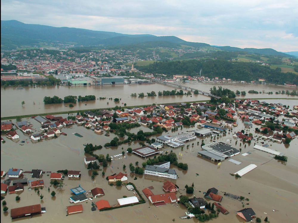 Deggendorf, Ortsteil Fischerdorf: Über eine Woche lang steht das mit Heizöl gemischte Hochwasser von Donau und Isar im Juni 2013.