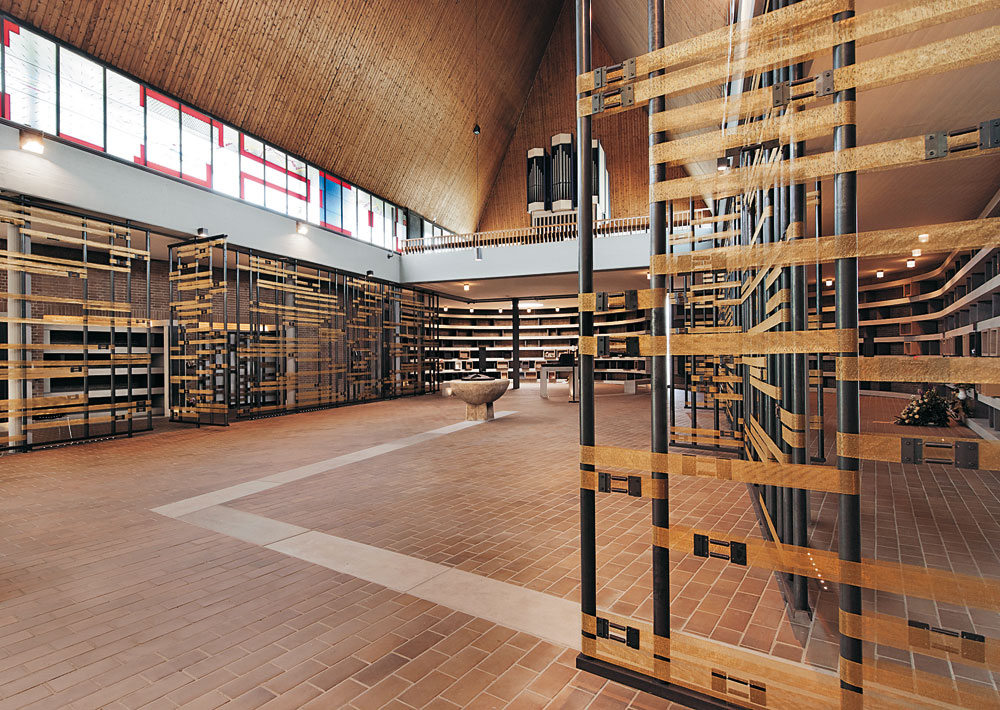 Auferstehungskirche Heilig-Kreuz,  Mülheim a. d. R., Umnutzung zur Urnenbeisetzungsstätte, 2009;  Architekten: zwo+ architekten