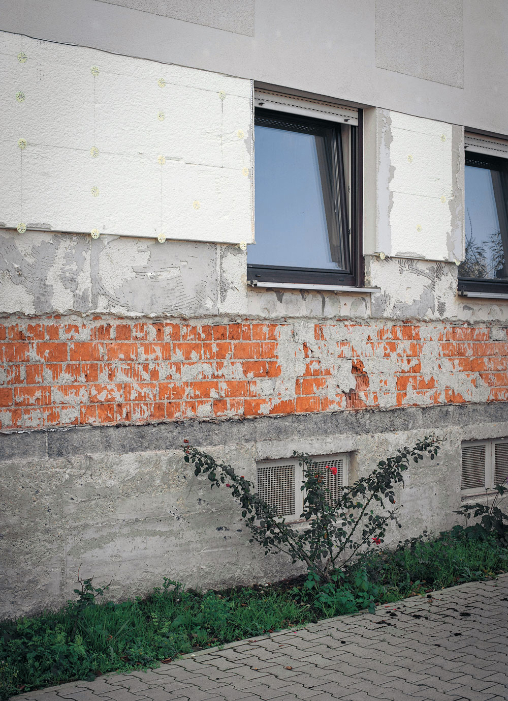 Austrocknen: Der Hochwasserstand ist bei den meisten Häusern noch Monate später am abgeschlagenen Putz ablesbar, Deggendorf 2013.