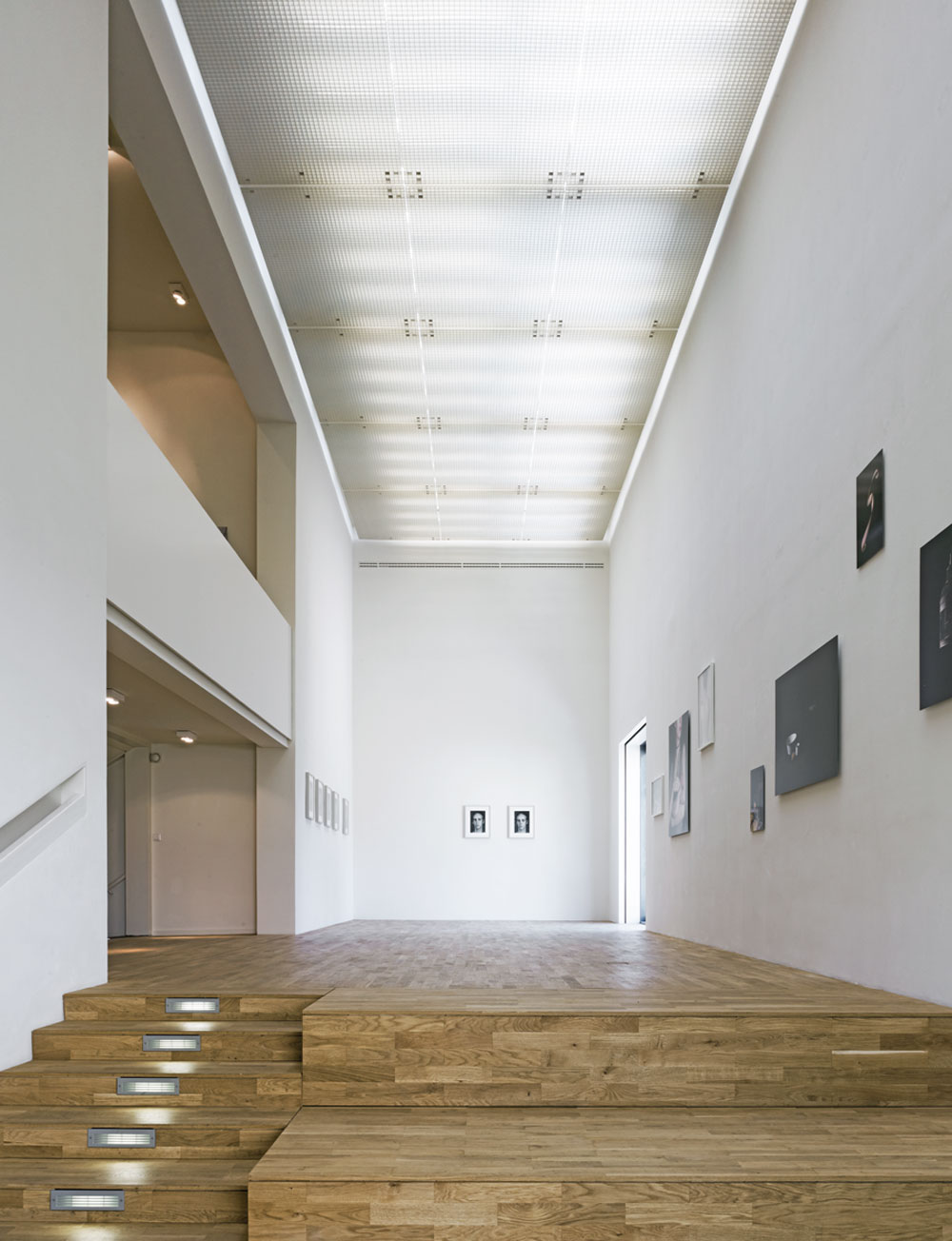 Anstelle der ehemaligen Terrasse entstand ein zweigeschossiger Anbau, in dem auch großformatige Kunstwerke Platz finden. Die Tageslichtdecke sorgt für optimale und blendfreie Beleuchtung.