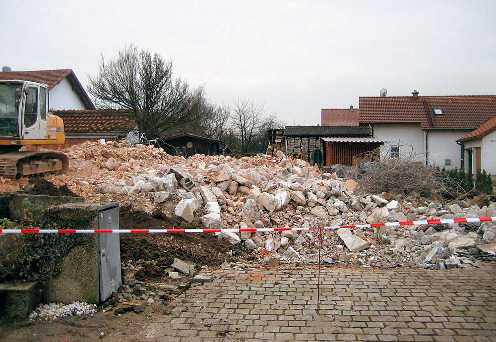 Abriss: Bei zu großer Kontamination größerer Flächen mit Heizöl bleibt nur Leerstand oder Abriss und Entsorgung als Sondermül, Deggendorf 2013.